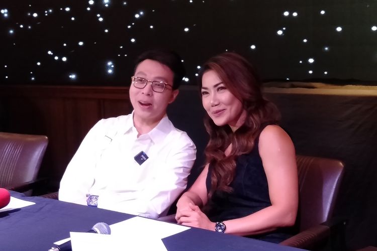 Dokter kecantikan, dokter Richard Lee dan istri aktor Ari Wibowo, Inge Anugrah yang tengah menjalani proses cerai, sebelum konferensi pers pemberian penghargaan dan tawaran jabatan, di kawasan Grogol, Jakarta Barat, Jumat (9/6/2023).