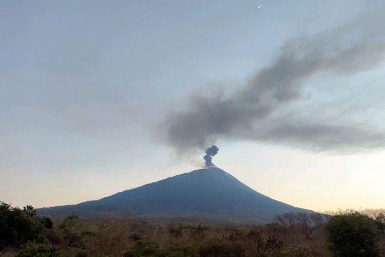 Gunung Ile Lewotolok Tercatat Meletus 442 Kali dalam Sehari