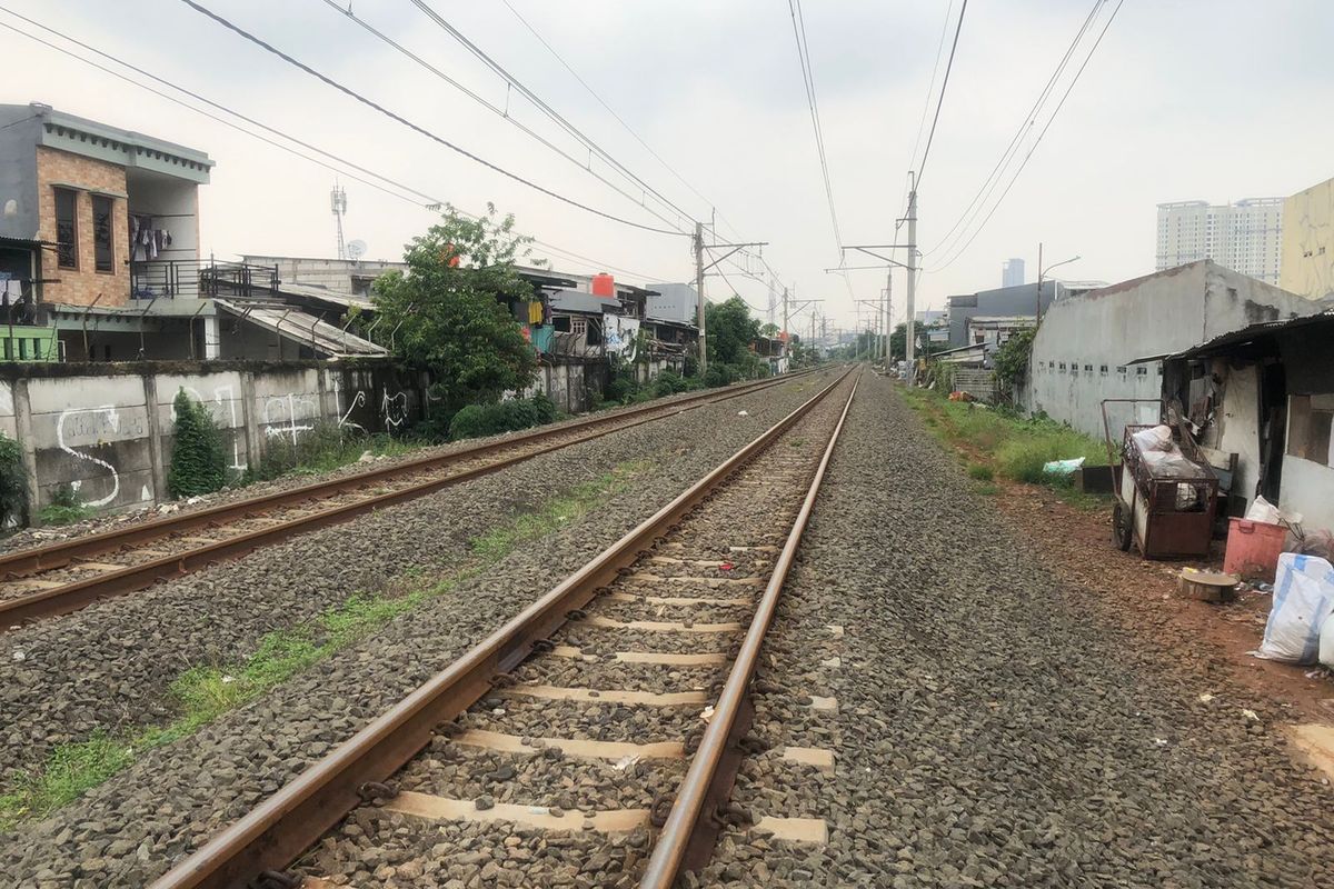 Perlintasan kereta api, lokasi peristiwa seorang pria berusia 71 tahun yang menabrakan diri ke kereta api di kawasan Rawa Buaya, Cengkareng, Jakarta Barat, pada Selasa (8/11/2022) pagi. 