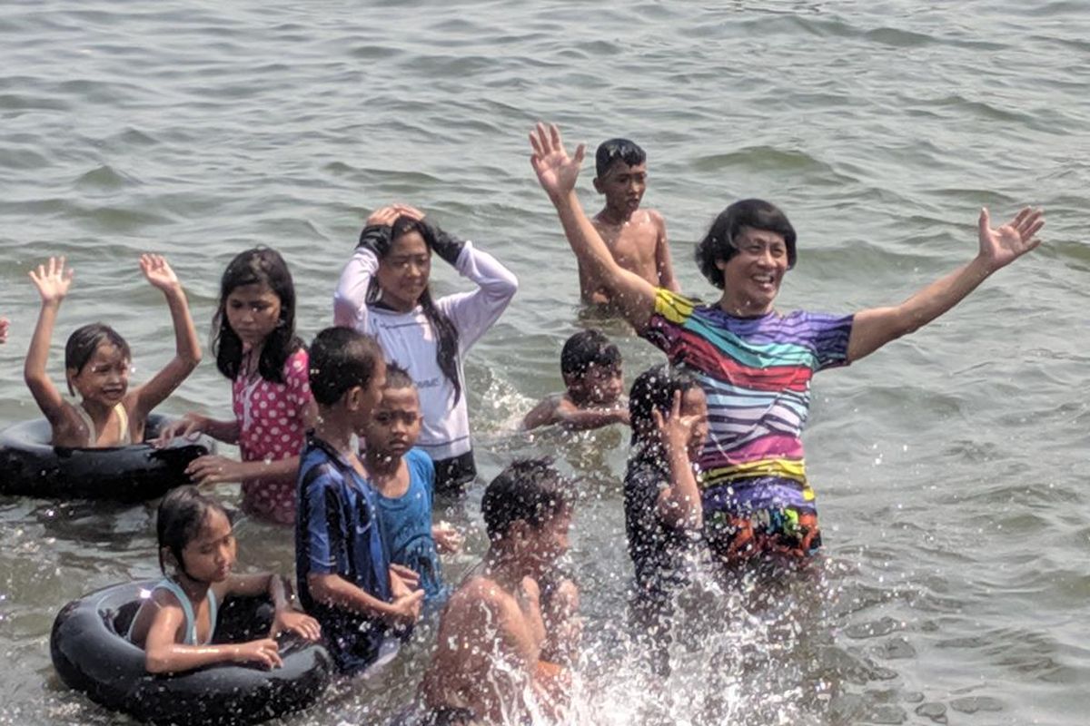 Kak Seto Ajak Anak-anak Nelayan Berenang di Pantai Bahtera Jaya, Ancol, Jakarta Utara