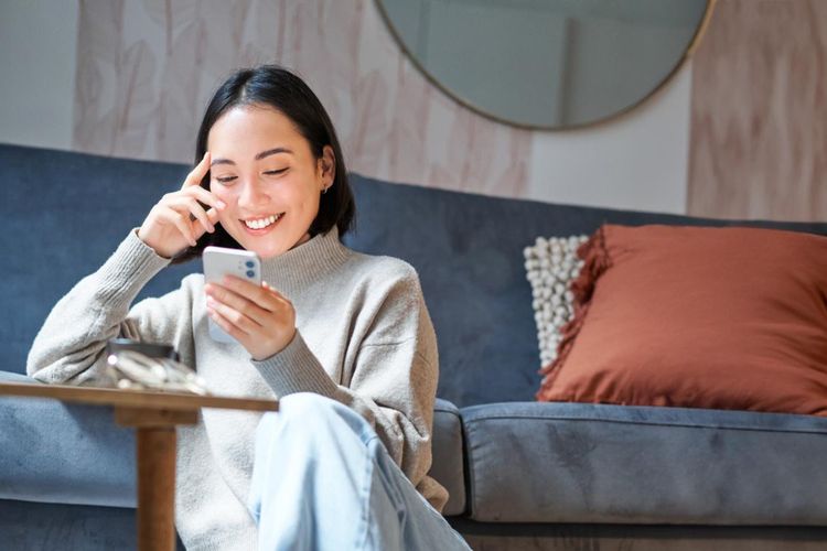 Ilustrasi chat dengan seseorang di dating apps. Semakin banyak orang memakai AI untuk merangkai pesan kencan, tetapi para ahli mengingatkan ada batas yang tidak boleh dilanggar agar hubungan tetap autentik.