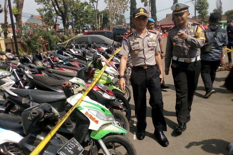 Kapolres Garut AKBP Budi Satria Wiguna didampingi Kasatlantas Polres Garut memeriksa kendaraan hasil razia yang ditahan, Selasa (16/10/2018)
