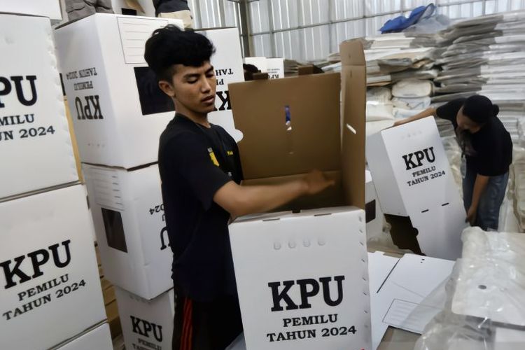 Pekerja merapikan kotak suara Pemilu 2024 usai selesai dirakit di gudang logistik pemilu Komisi Pemilihan Umum (KPU) Kota Bandar Lampung, Lampung 