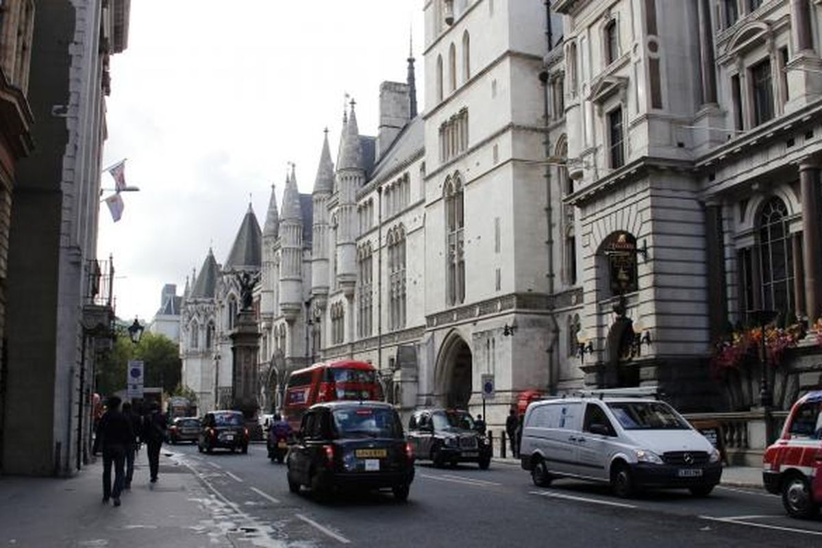 Salah satu sudut komersial kota London, Inggris.