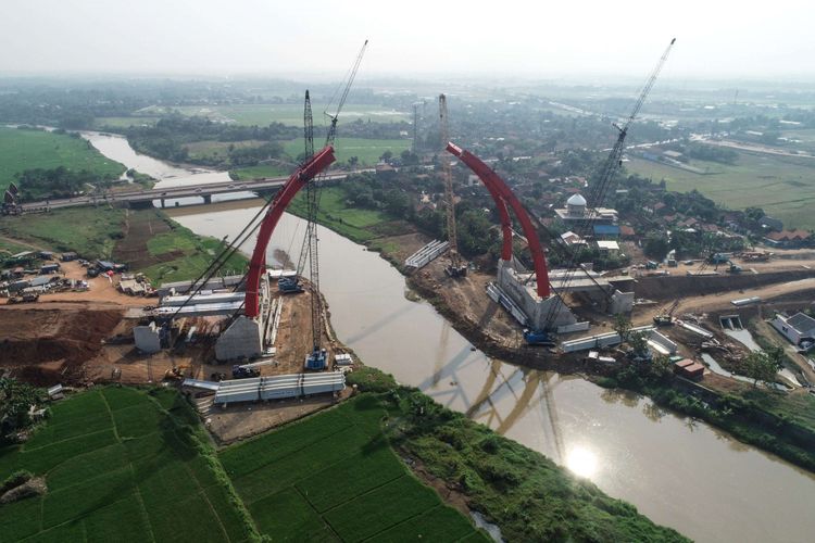 Foto udara pembangunan jembatan Kali Kuto di Proyek ruas Tol Batang-Semarang, Jawa Tengah, Minggu (3/6/2018). Jembatan Kali Kuto ditargetkan untuk digunakan pada H-2 lebaran dan merupakan jembatan pelengkung baja pertama di Indonesia yang perakitannya dilakukan di lokasi pekerjaan.