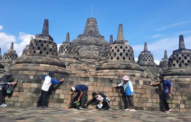 Petugas Balai Konservasi Borobudur (BKB) bersama relawan dari masyarakat bersama-sama membersihkan struktur Candi Borobudur, Kabupaten Magelang, Jawa Tengah, Selasa (14/6/2022).