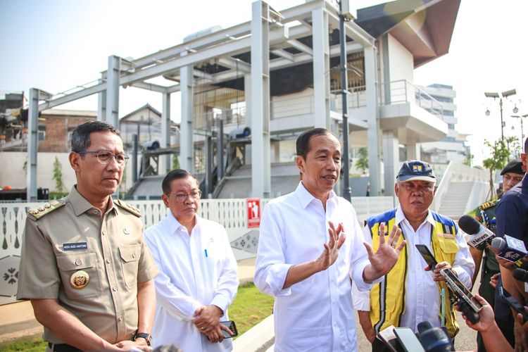 Pj Gubernur Jakarta Heru Budi bersama Presien Jokowi dan Menteri PUPR Basuki Hadimuljono saat menghadiri acara Peresmian Sodetan Ciliwung di Inlet Sodetan Ciliwung, Jatinegara, Jakarta Timur, Senin (31/7/2023).