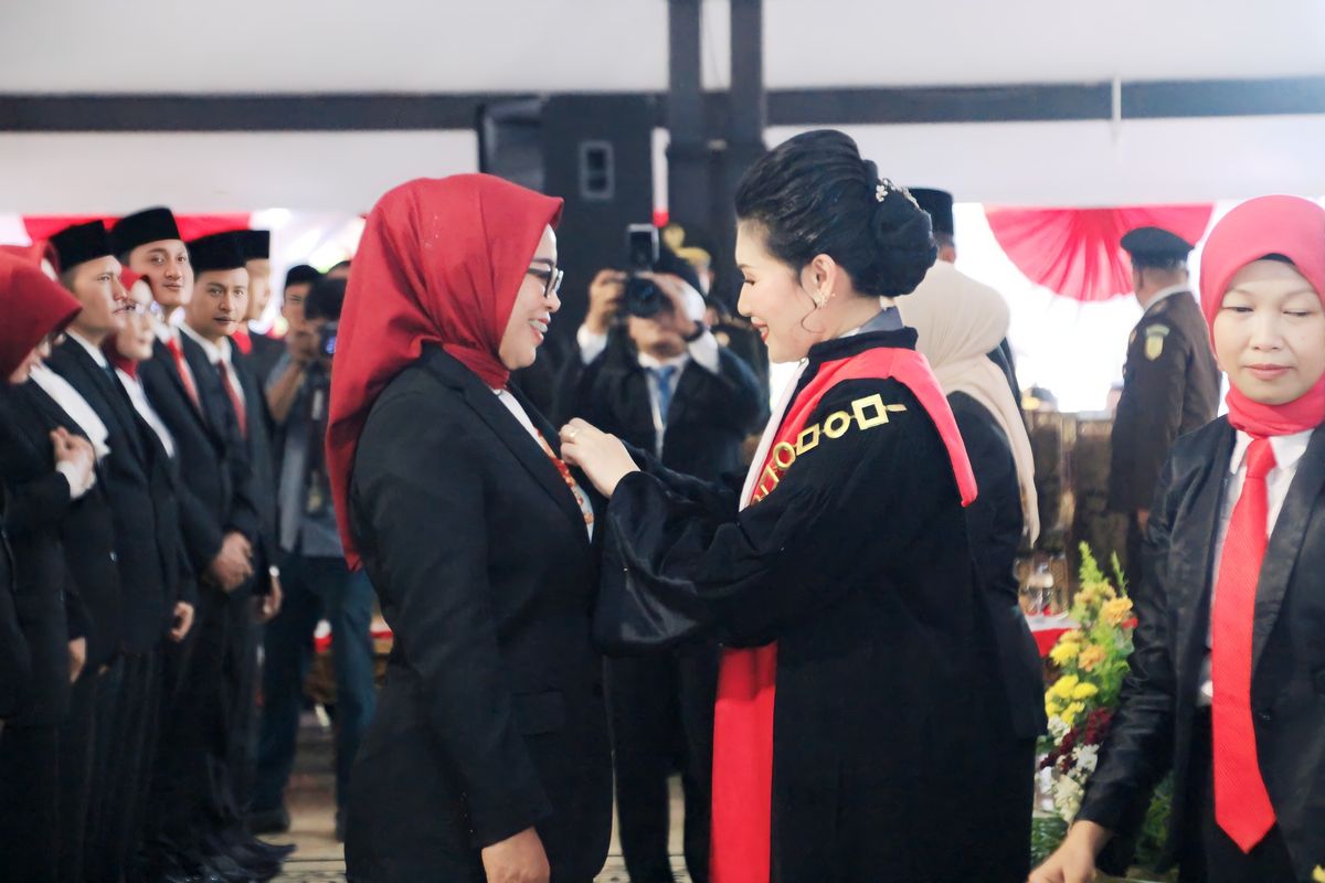 Prosesi penyematan pin DPRD Lumajang, Rabu (21/8/2024)