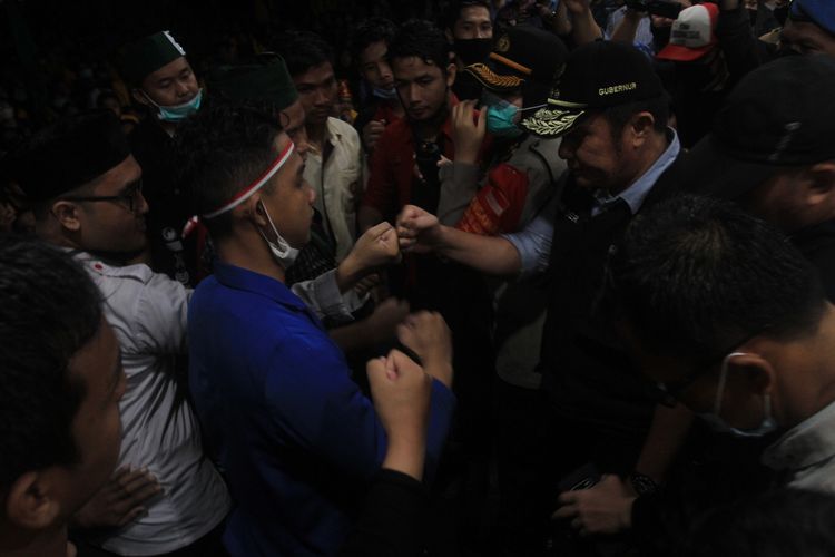 Gubernur Sumatera Selatan Herman Deru saat menemui massa aksi penolakan UU Omnibus Law yang berlangsung di kantornya, Jumat (9/10/2020). Dalam aksi tersebut Gubernur juga menolak UU Omnibus Law.