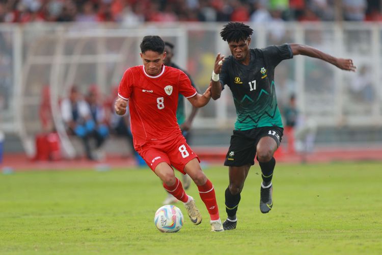Pemain timnas Indonesia Marselino Ferdinan berusaha mempertahankan bola saat laga persahabatan melawan Tanzania di Stadion Madya, Gelora Bung Karno, Jakarta, Minggu (2/6/2024). Pertandingan berakhir imbang 0-0.
