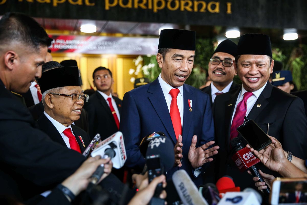 Presiden Joko Widodo dan Wakil Presiden, Maruf Amin memberikan keterangan pers setelah acara pelantikan presiden dan wakil presiden di Komplek Parlemen, Senayan, Jakarta, Minggu (20/10/2019).