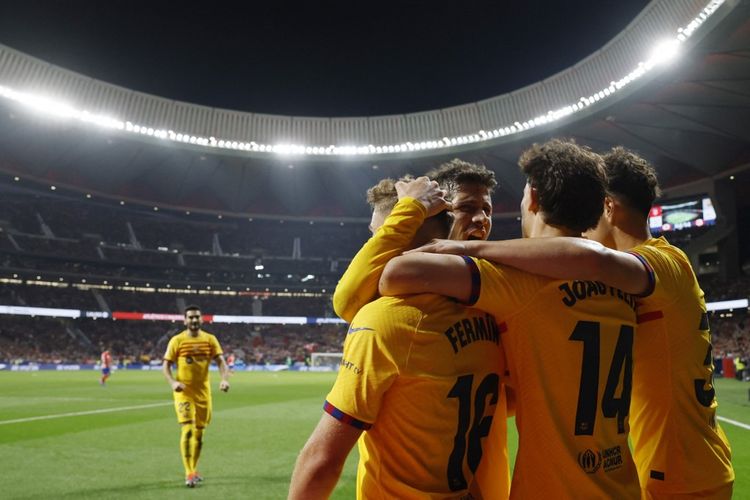 Para pemain Barcelona merayakan gol Fermin Lopez dalam pertandingan melawan Atletico Madrid di Stadion Metropolitano pada lanjutan Liga Spanyol 2023-2024, Senin (18/3/2024) dini hari WIB. Laga Atletico Madrid vs Barcelona tuntas 0-3. (Photo by OSCAR DEL POZO / AFP)