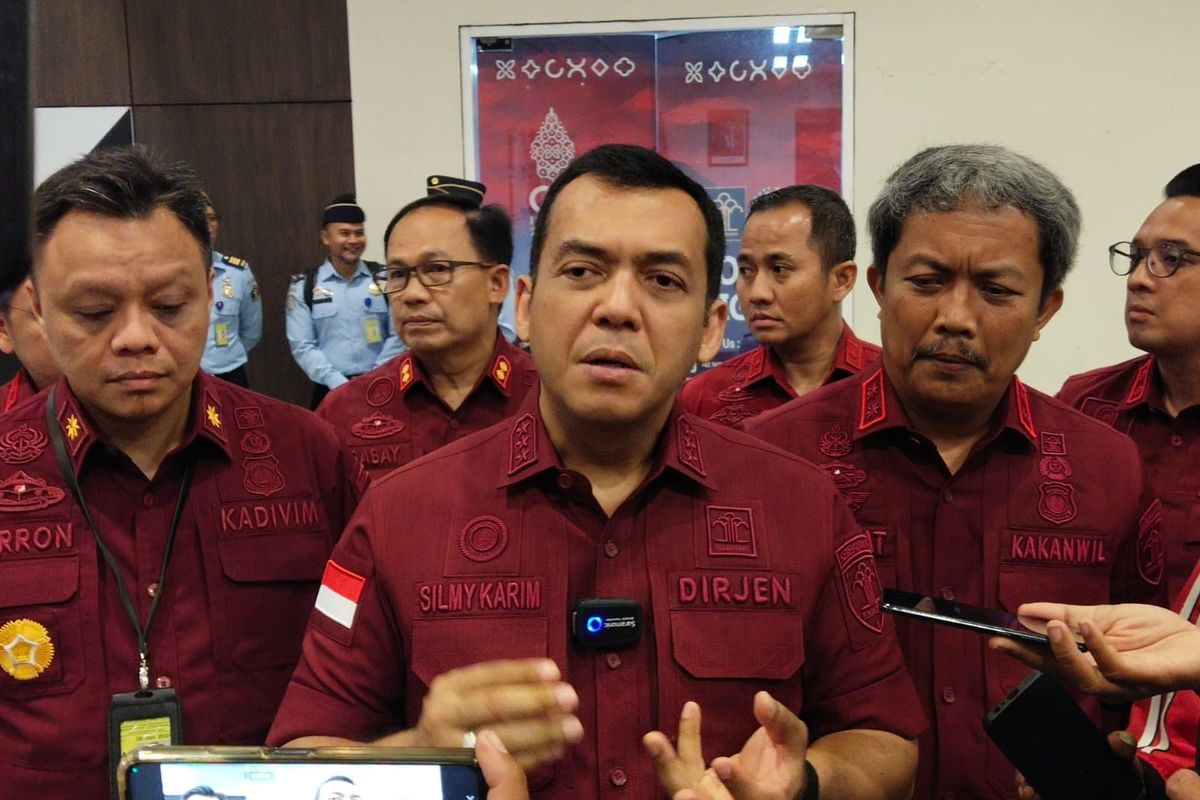Direktur Jenderal (Dirjen) Imigrasi Silmy Karim (tengah), didampingi Kepala Kantor Wilayah (Kakanwil) Kementerian Hukum dan HAM (Kemenkumham) Bali, Anggiat Napitupulu (kiri) dan Kepala Divisi Keimigrasian Kanwil Kemenkumham Bali, Barron Ihsan (kanan). /Dok. Humas Imigrasi Ngurah Rai