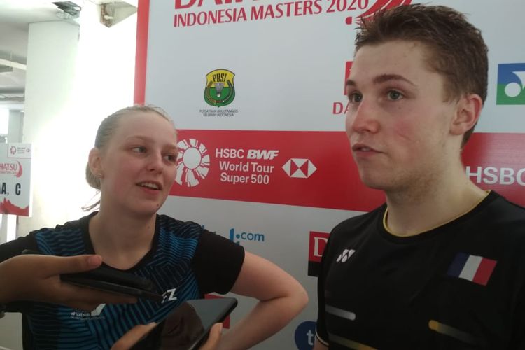 Pasangan ganda campuran Thom Gicquel/Delphine Delrue (Perancis) usai mengalahkan Praveen Jordan/Melati Daeva Oktavianti pada babak perempat final Indonesia Masters 2020 yang berlangsung di Istora Senayan, Jakarta, Jumat (17/1/2020). 