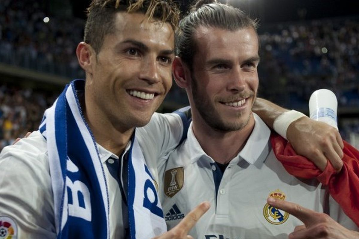 Penyerang Real Madrid asal Portugal Cristiano Ronaldo (kiri) dan penyerang Real Madrid asal Wales Gareth Bale merayakan golnya pada seusai laga Malaga CF vs Real Madrid dalam Liga Spanyol di Stadion La Rosaleda pada 21 Mei 2017. Terkini, Gareth Bale mengungkapkan sikap Cristiano Ronaldo yang suka lempar sepatu ketika tak puas dengan performa pribadinya. (Foto oleh SERGIO CAMACHO / AFP)