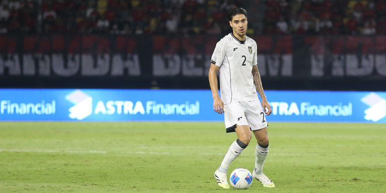Pemain timnas Indonesia Jay Idzes saat laga FIFA Matchday melawan Lebanon yang berakhir dengan skor 0-0 di Stadion Gelora Bung Tomo Surabaya, Jawa Timur, Senin (8/9/2025) malam.