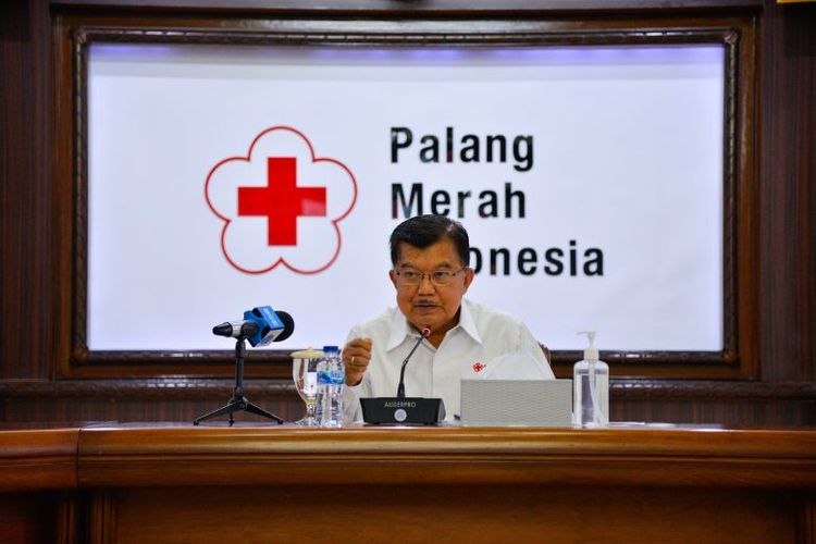 Ketua Umum Palang Merah Indonesia (PMI) Jusuf Kalla, yang juga mantan wakil presiden Republik Indonesia, berpidato pada upacara serah terima sumbangan dana dari Yayasan Andrew and Tony ke PMI di Jakarta, untuk upaya penyelamatan dan pembangunan kembali di Kabupaten Cianjur dan Kabupaten Garut, Provinsi Jawa Barat, yang belum lama ini diguncang gempa bumi.