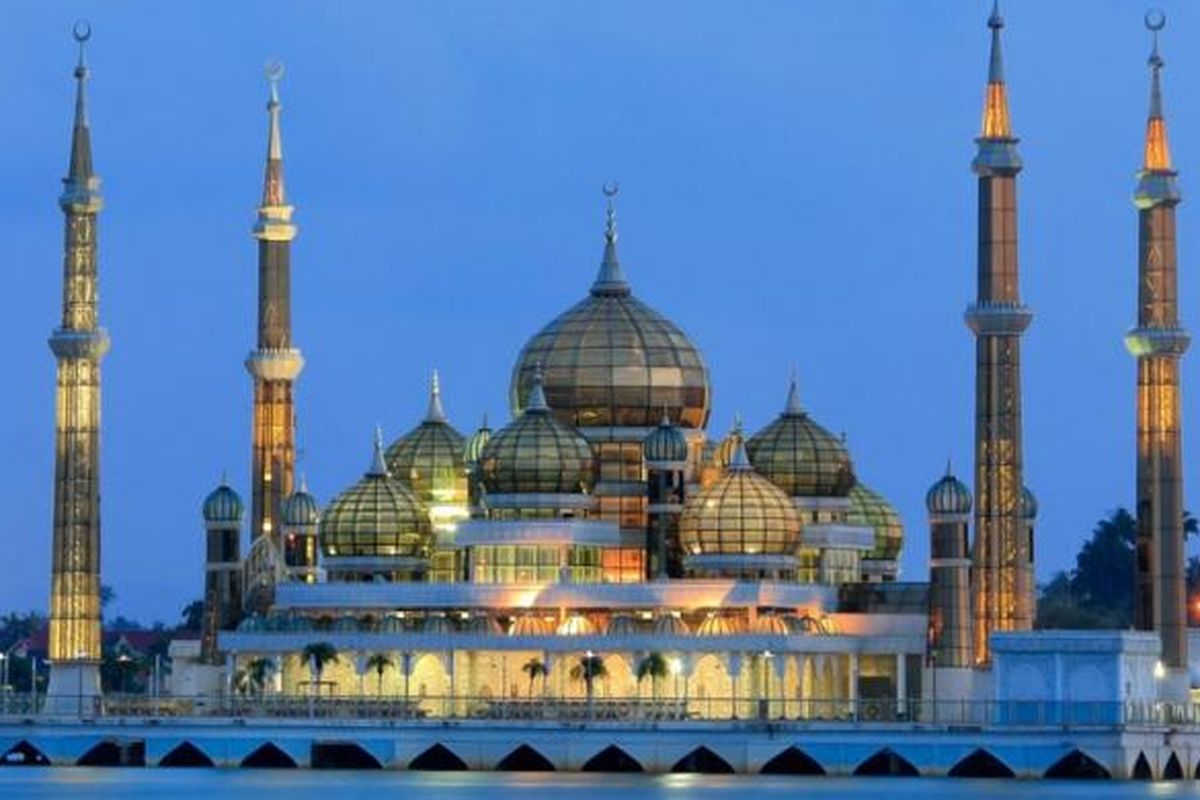 Pemandangan kilau kristal di Masjid Kuala Terengganu, Malaysia, saat malam hari.