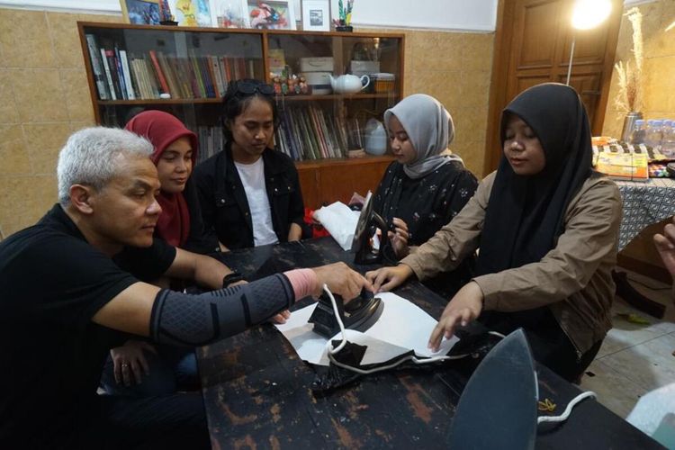 Ganjar saat berkunjung ke seniman sampah plastik di Kota Yogyakarta, Minggu (10/7/2023)