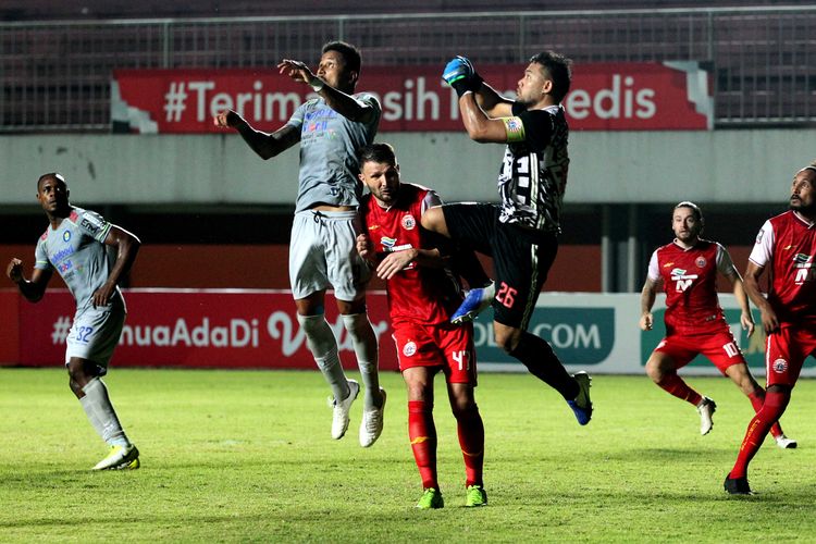 Pemain Persib, Wander Luiz (kiri), berduel dengan kiper Persija Andritany Ardiansyah (kanan), saat kedua tim bentrok di laga final leg pertama Piala Menpora 2021 di Stadion Maguwoharjo, Sleman, Kamis (22/4/2021).  