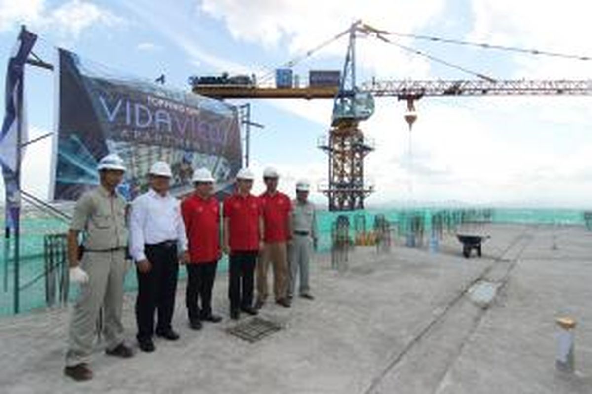 Progres konstruksi Vida View Apartments yang dikembangkan Ciputra Group dan Galesong Group, mencapai fase akhir. Gambar diambil Kamis (26/2/2015).