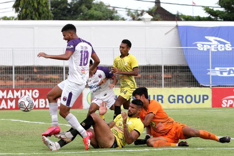 Pemain Barito Putera Renan Alves menghalau bola tendangan pemain Persita Tangerang Taylon saat pertandingan pekan 33 Liga 1 2021-2022 yang berakhir dengan skor 2-0 di Stadion Kompyang Sujana Denpasar, Kamis (24/3/2022) sore.