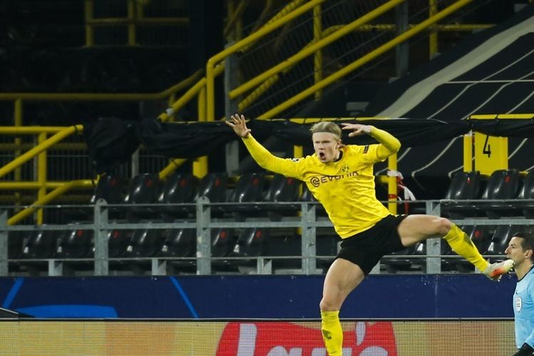 Selebrasi Erling Braut Haaland (kanan) seusai mencetak gol pada pertandingan leg kedua 16 besar Liga Champions antara Borussia Dortmund vs Sevilla di Stadion Signal Iduna pada Selasa (9/3/2021) atau Rabu dini hari WIB. 