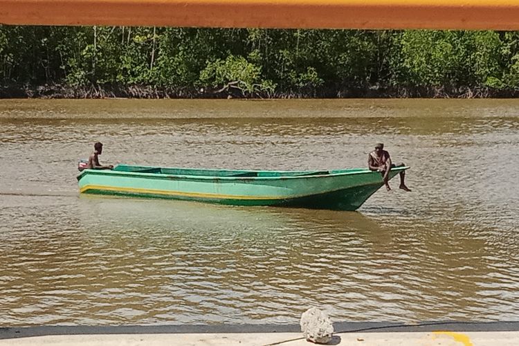 Dua orang motoris menggunakan speedboat fiber, saat berada di sungai, Kampung Pomako, Distrik Timika Timur, Kabupaten Mimika, Papua, Sabtu (23/04/2022).