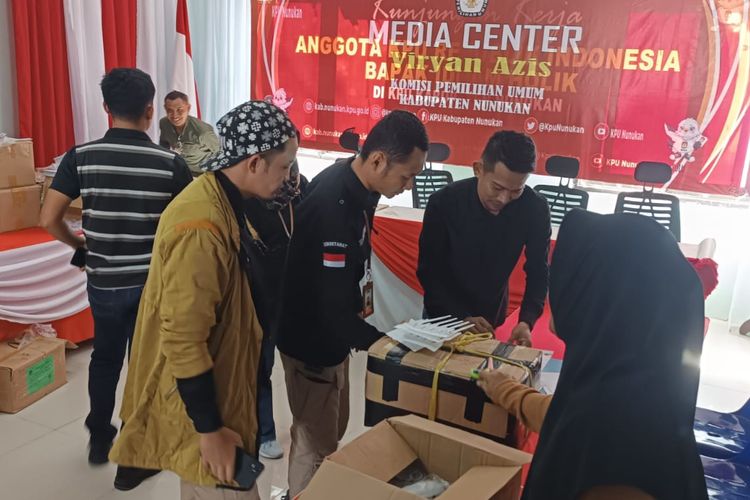 KPU Nunukan Kaltara mempersiapkan kotak dan surat suara yang akan digeser ke Seimanggaris untuk PSU