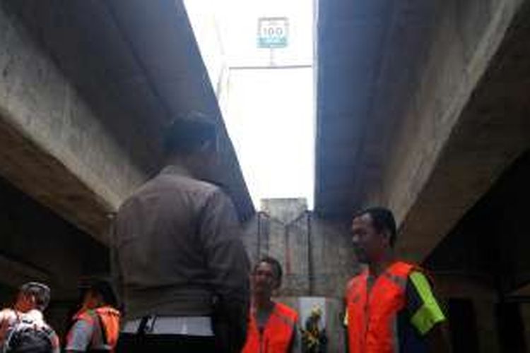 Sejumlah petugas Jasa Marga tengah berdiskusi tentang perbaikan pilar kedua Jembatan Cisomang yang mengalami pergeseran. Perbaikan ini diperkirakan akan memakan waktu dan pengalihan arus sendiri akan berlangsung hingga tiga bulan.