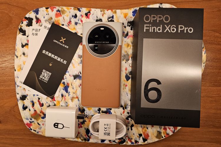 Isi kemasan Oppo Find X6 Pro versi ritel China, terdiri dari satu unit Oppo Find X6 Pro 5G, adapter charger 100 watt, kabel USB tipe C, hardcase dengan warna senada punggung ponsel, SIM card ejector tool, buku panduan, serta kartu garansi.
