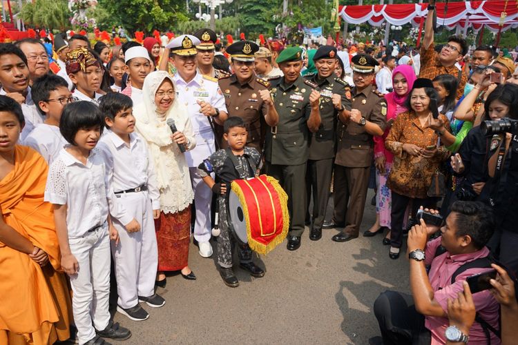 Wali Kota Surabaya, Risma, seusai resepsi Hari Jadi Surabaya ke-725.