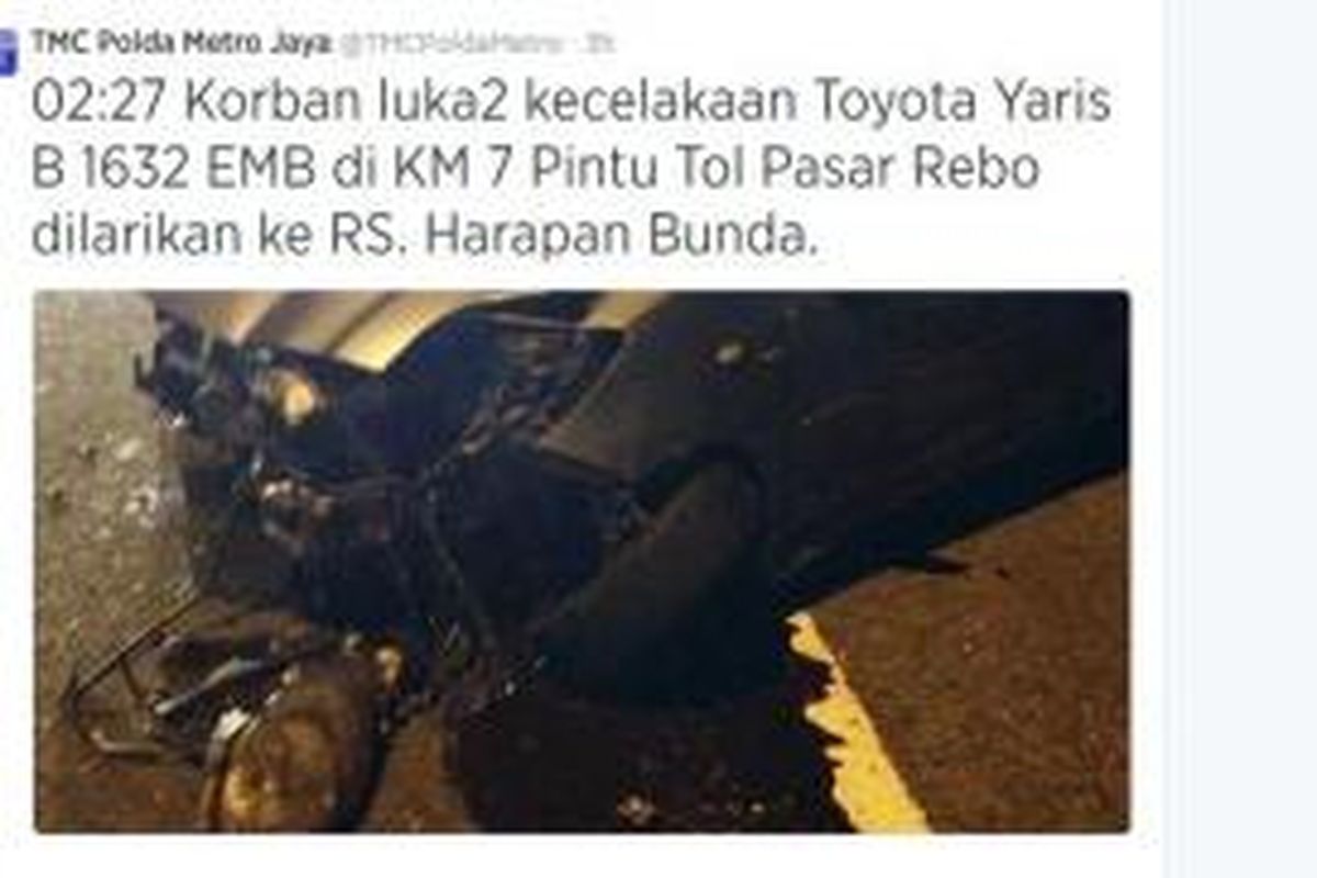 Mobil Toyota Yaris mengalami kecelakaan, Kamis (15/8/2014), seperti diunggah akun Twitter @TMCPoldaMetro
