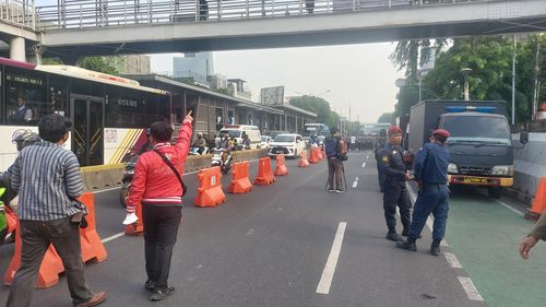 Polisi Rekayasa Lalu Lintas Jelang Pendaftaran Cagub-Cawagub di KPU Jakarta
