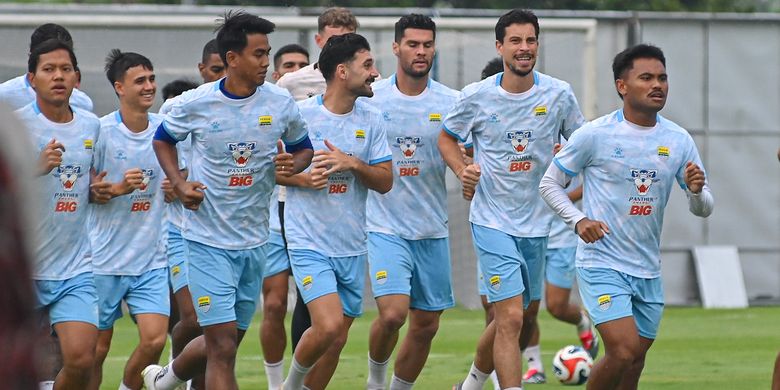 Sesi latihan tim Persib Bandung di lapangan pendamping Stadion Gelora Bandung Lautan Api (GBLA) dalam persiapan laga di Super League 2025-2026.