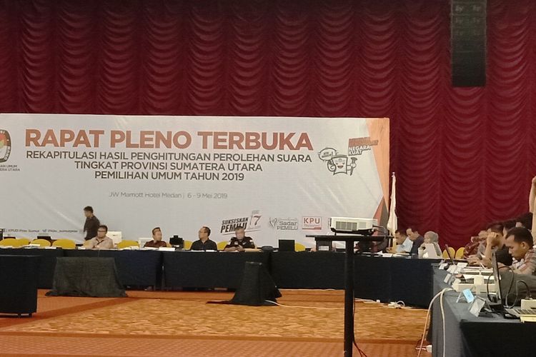 Rapat pleno terbuka rekapitulasi hasil penghitungan suara tingkat provinsi yang dilakukan KPU Sumut, Minggu (12/5/2019)