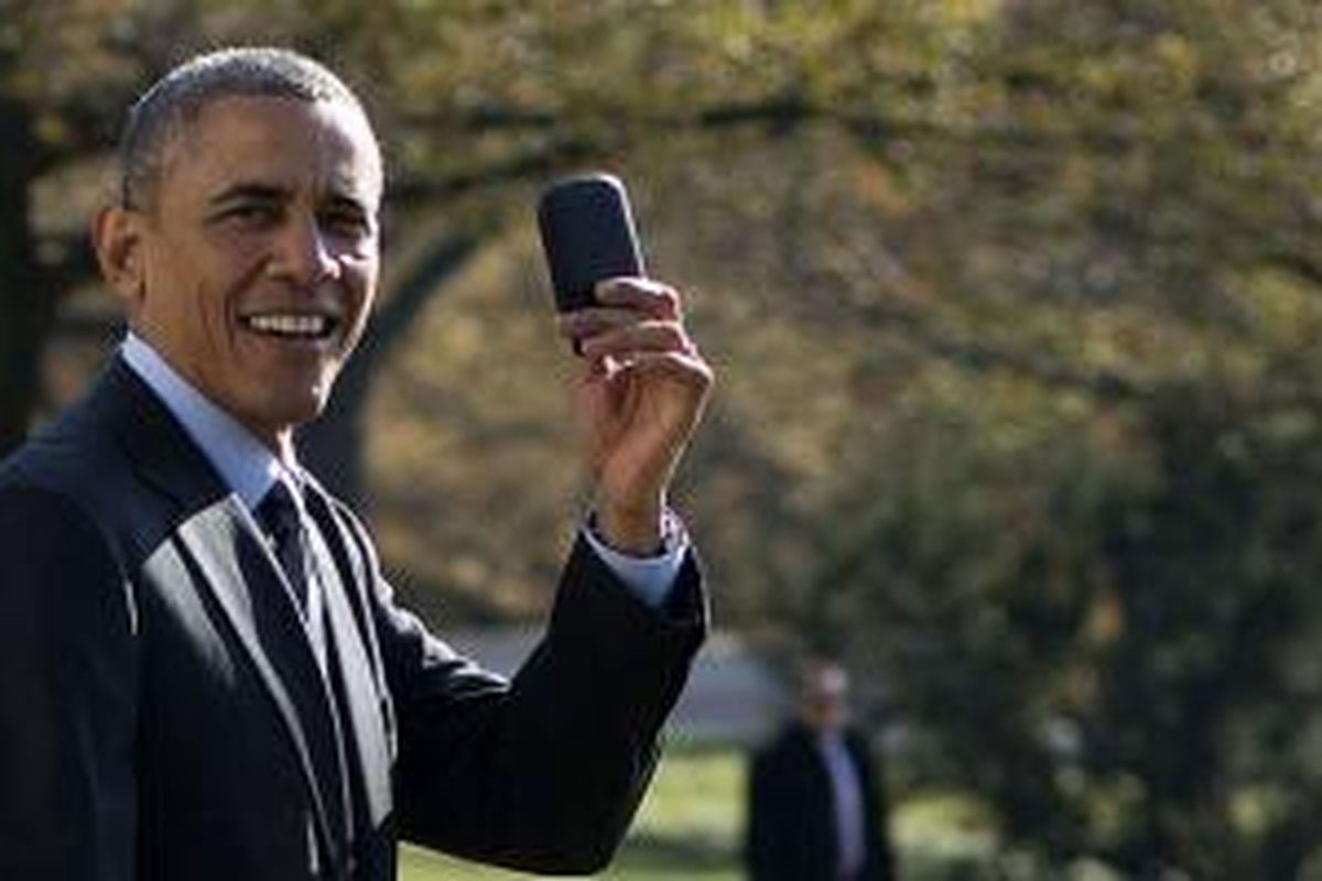 Presiden AS Barrack Obama menunjukkan smartphone BlackBerry miliknya yang sempat tertinggal di Gedung Putih