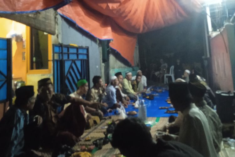 Suasana kediaman Rosmini (61) korban penusukan oleh tetangganya I (28) di Cipayung, Depok Kamis (18/5/2023).