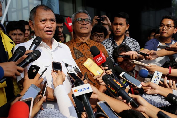 Ketua KPK Agus Rahardjo (kiri) memberikan keterangan pers di Gedung Komisi Pemberantasan Korupsi (KPK), Jakarta, Jumat (14/7/2017). Keterangan pers ini berkaitan dengan aksi massa yang menyuarakan penolakan terhadap digulirkannya hak angket DPR terhadap KPK.