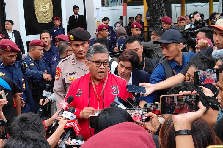 Sekjen PDI-P Hasto Kristiyanto di Kantor KPU RI, Jakarta, Selasa (12/12/2023) sore.