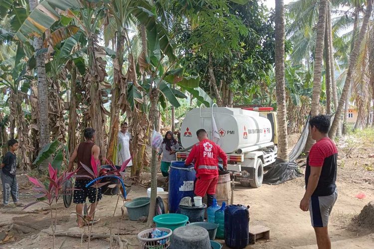 Petugas Palang merah Indonesia (PMI) Bone Bolango memasok kebutuhan air bersih kepada warga yang terdampak kekeringan. Data Badan Penanggulangan Bencana Daerah (BPBD) Bone Bolango terdapat 608 kepala keluarga atau 2133 jiwa warga yang mengalami kesulitan air bersih.