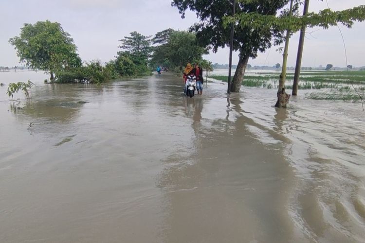 Banjir merendam akses jalan raya Panguragan menuju Klangenan, jalur utama Pantura Kabupaten Cirebon, Jawa Barat, Selasa pagi (24/1/2023). Banjir juga merendam sebagian pemukiman warga.