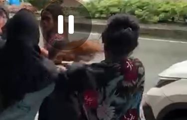 Video Viral 2 Perempuan Berkelahi di Trotoar Kota Ambon, Warga ...