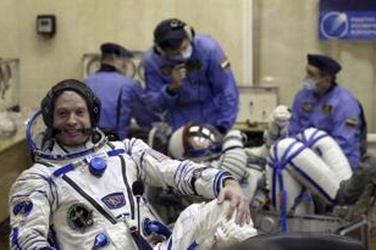 Astronot Amerika Serikat Steven Swanson, awak dari misi ke International Space Station, bersiap sebelum peluncuran di Baikonur, Kazakhstan, Selasa, 25 Maret 2014.
