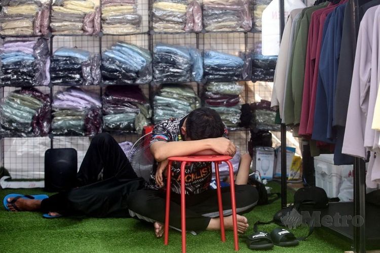 Sejumlah pedagang pakaian di Bazar Idul Fitri di Jalan Tuanku Abdul Rahman (TAR), Kuala Lumpur, Malaysia, mengeluhkan sepinya pembeli jelang Lebaran 2024.