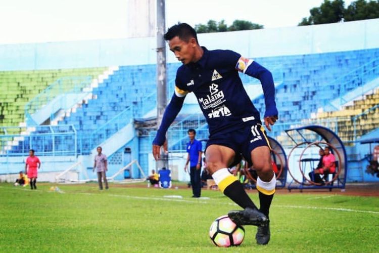 Setyo Adi Prastowo, mantan pemain Persekam Metro FC, kini menjadi salah satu petugas pemadam kebakaran (Damkar) Kabupaten Malang yang juga sebagai pelatih sekolah sepak bola.