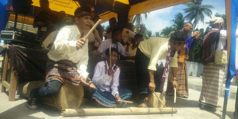 Alat musik tradisional Gong Waning dari Sanggar Budaya Bliran Sina dimainkan saat menyambut tamu di kantor Kopdit Pintu Air Maumere, Kabupaten Sikka, Nusa Tenggara Timur, Jumat (3/5/2019).
