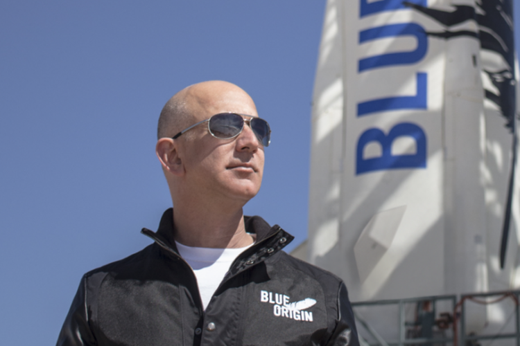 Bos Amazon, Jeff Bezos di depan roket New Shepard buatan Blue Origin