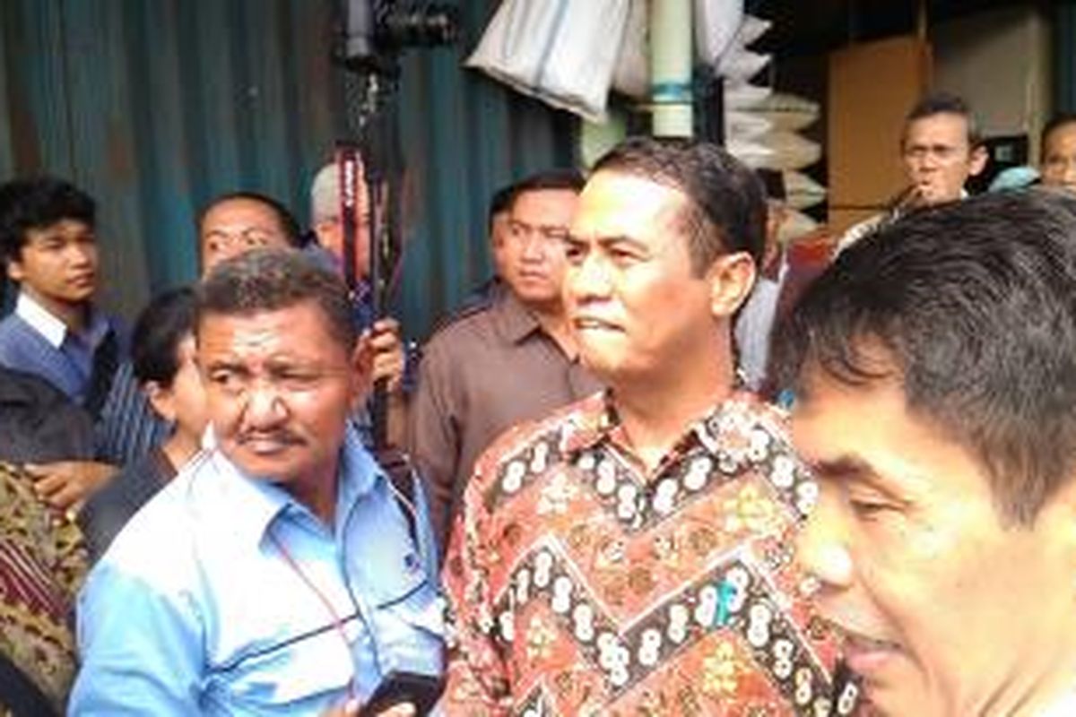 Menteri Pertanian, Amran Sulaiman saat melakukan Operasi Pasar di Pasar Induk Beras dan Palawija Cipinang Rabu (6/1/2016)