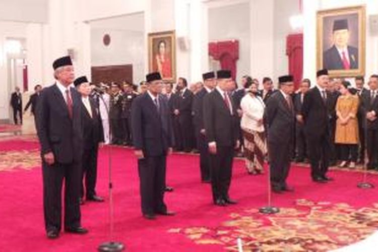 Sembilan anggota Wantimpres saat akan dilantik oleh Presiden Joko Widodo, di Istana Negara, Jakarta, Senin (19/1/2015).